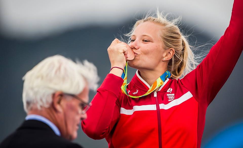 Rindom holdte en fest på skamlen, med Sukkertoppen og familie i baggrunden. Foto: World Sailing