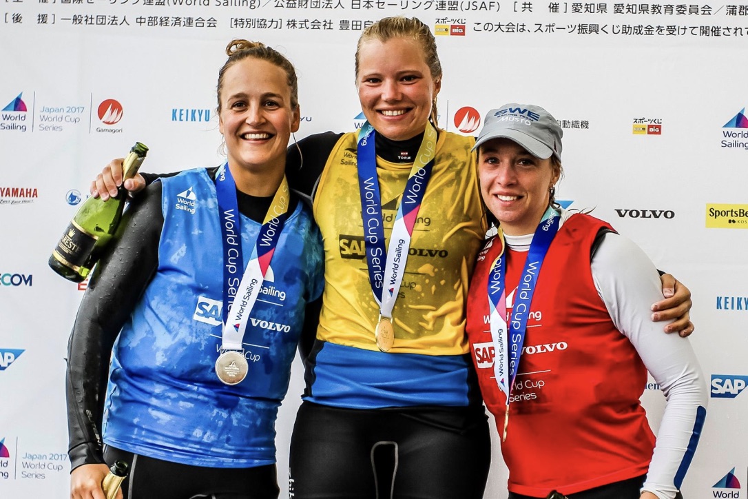 Anne-Marie Rindom ses her med sølvvinder Plasschaert  til højre samt vinder af bronzemedaljen, svenske Josefin Olsson. Foto: Sailing Energy