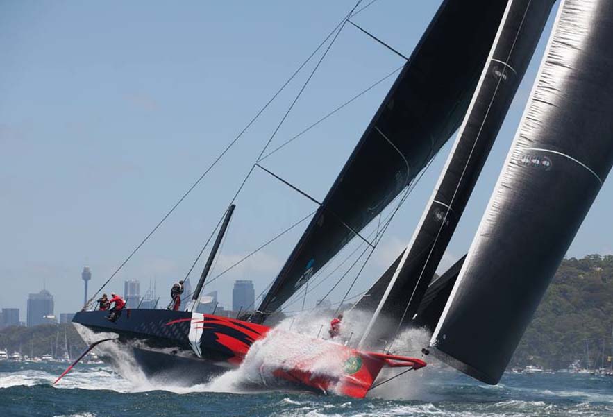 Comanche er otte meter bred og surfer sikkert som en drøm. Foto: Daniel Forster/Rolex