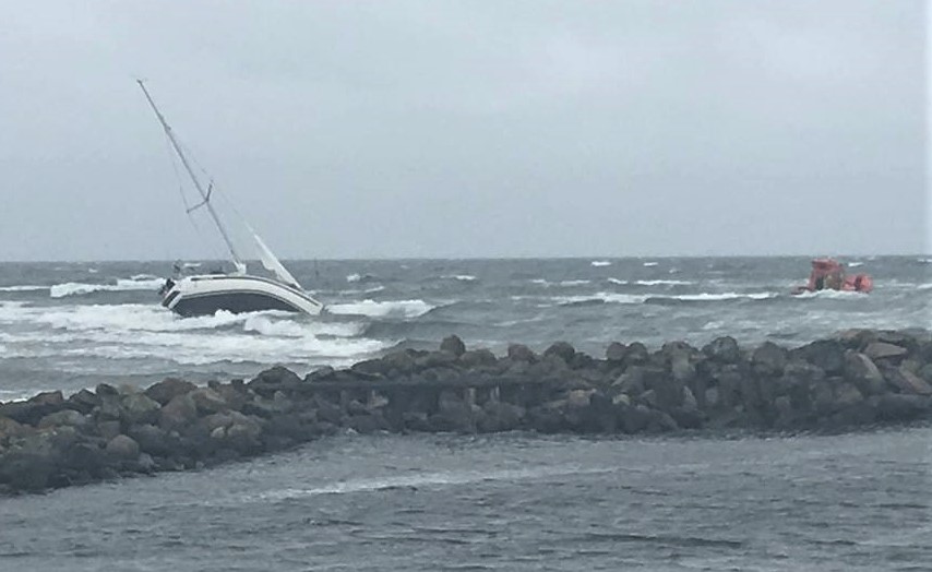 Her ligger Bogense-båden i store problemer fredag aften i Nordjylland. Foto: Sæby Redningsstation