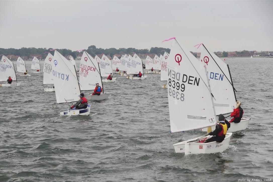 Særligt Optimist-sejlerne fyldte god på vandet ud for Kerteminde. Foto: Anders Lund Foto