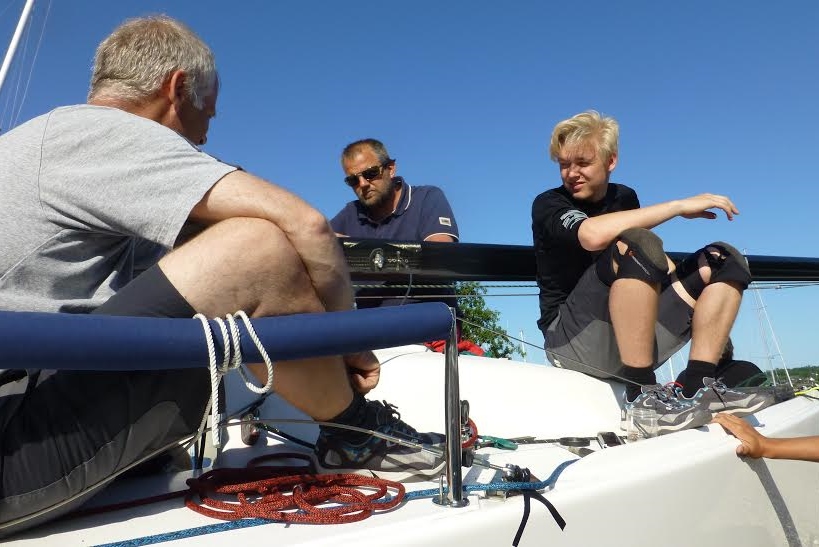 'Træls' stemning ombord, da der lyder et knæk fra styrbord salingshorn. Foto: Per Carlsen