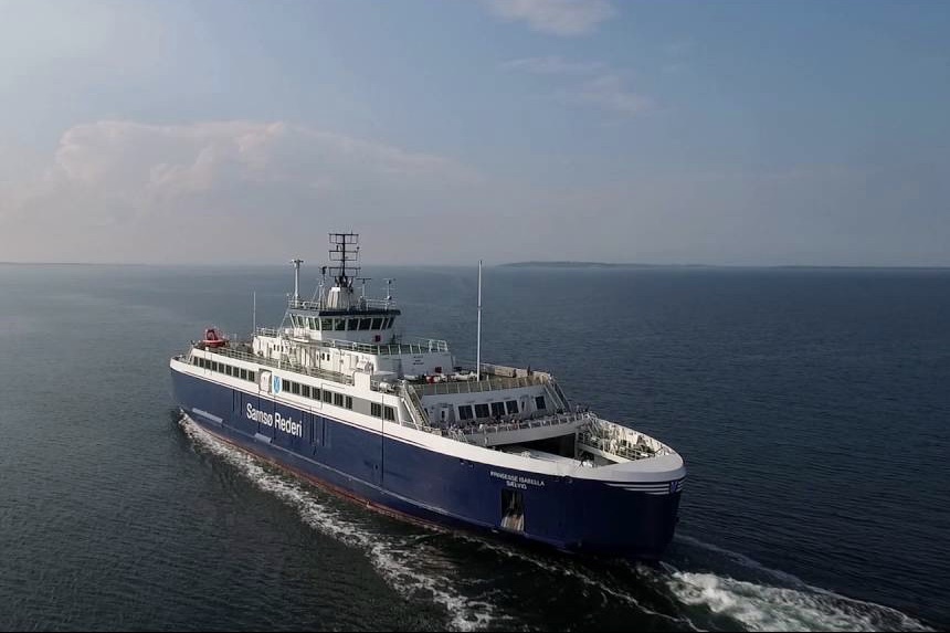Samsøfærgen sejler hovedsagligt på naturgas, men bruger blandt andet diesel under havnemanøvrer. Foto: YouTube