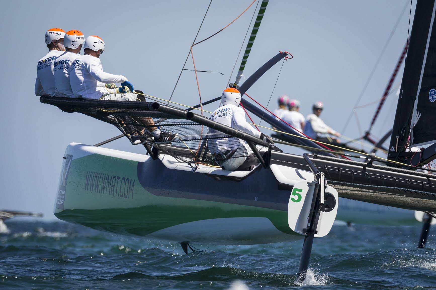 Nicolai Sehested har aldrig styret en M32 før, alligevel kom han i semifinalen i Fremantle, godt hjulpet af flerskrogekspert Rasmus Køstner, der stod for taktikken. Foto: Ian Roman/WMRT.