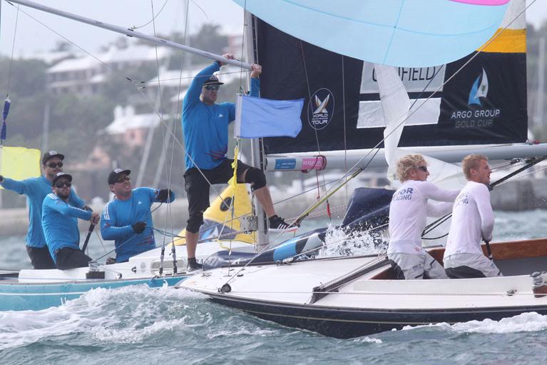 Sehested fik  læst lektien på America's Cup-øen Bermuda i et stævne, Jesper Radich har vundet, men også Russell Coutts med Gram-Hansen og Køstner om bord. Foto: Charles Anderson.