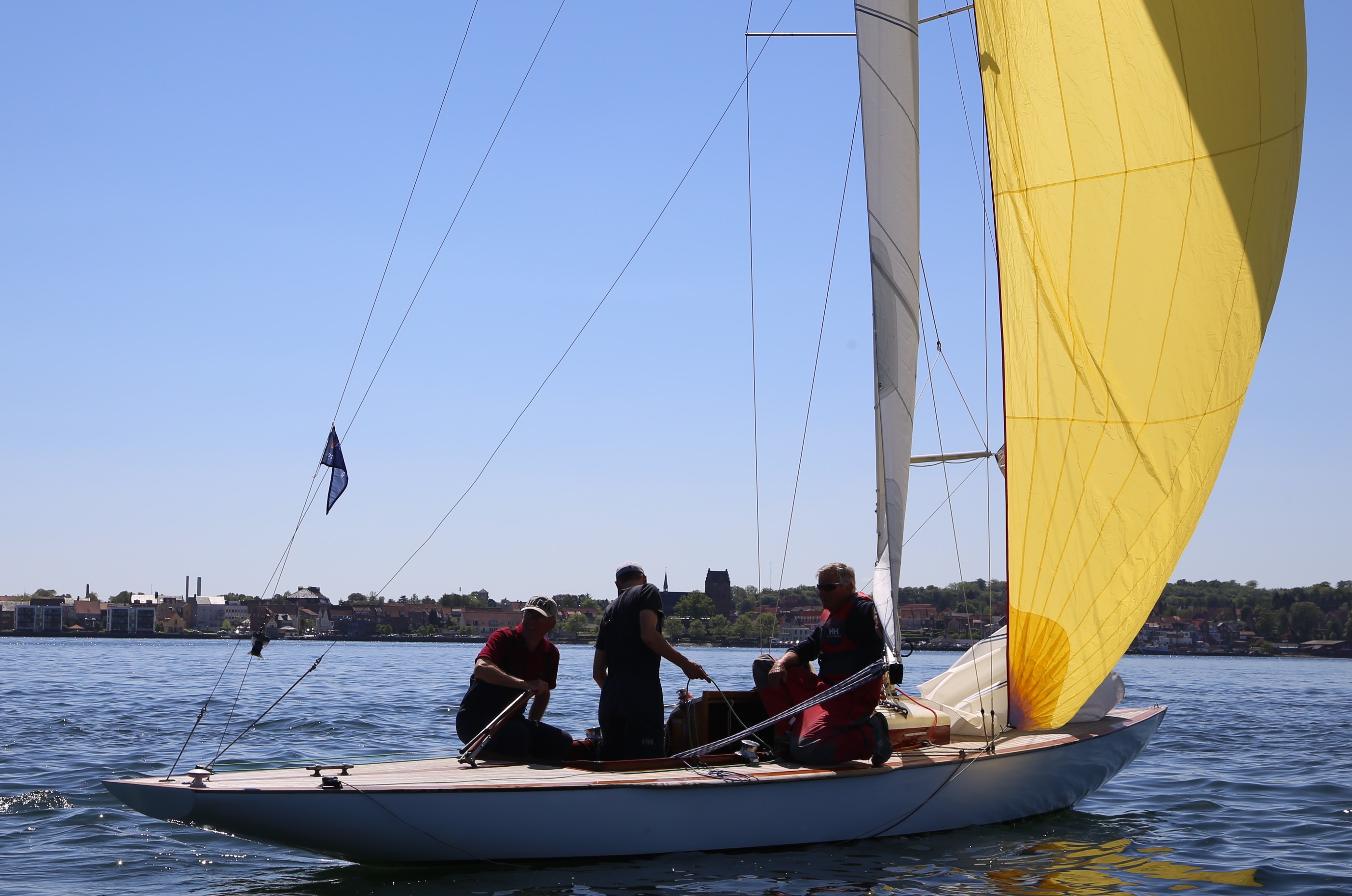 En W-båd kan synke, men det er aldrig sket for Finn Hørup Nielsen, der dog fik 200 liter vand i båden, under en Møn Rundt-kapsejlads. Manuelle pumper er om bord. Foto: Troels Lykke