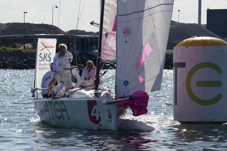 Her er det ledende team fra Skovshoved ved et topmærke. Stående er det Peter Lang, der vandt OL-bronze i 49er i 2012 (med Allan Nørregaard). De andre er Sille Smedegaard, Jakob Groth og skipper Lars Nordbjerg.