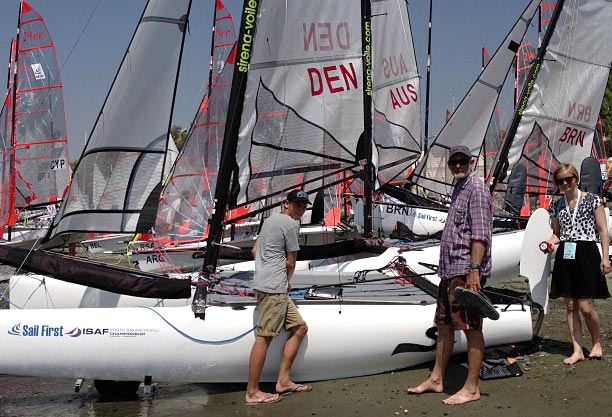 Finn Beton har hjulpet Camilla Eden og Nicklas Heide med at justere trimmet på SL16. Held og lykke til alle de danske sejlere. Foto: Jan Christiansen