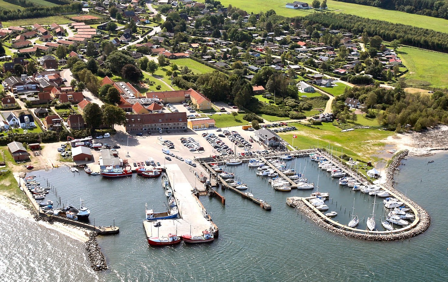 Det var her i Snaptun Lystbådehavn, at to sejlere foretog en civil anholdelse. Foto: visitjuelsminde.dk