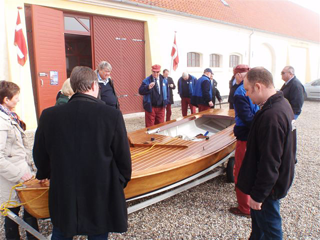 Pirette inspiceres og beundres af museets folk og en flok “gamle” Skovshoved-sejlere. Foto: Henrik Rees