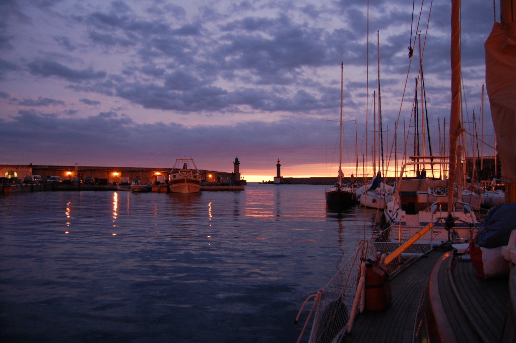 Solen står op over et nyt år i den gamle havn i Bastia. Foto: Malene Wilken.