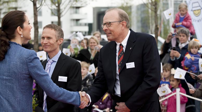 Kronprinsesse Mary hilser her i Tuborg Havn på KDYs formand Kim Andersen, mens DS-formand Hans Natorp ser på under åbning af en solkampagne fra Kræftens Bekæmpelse.