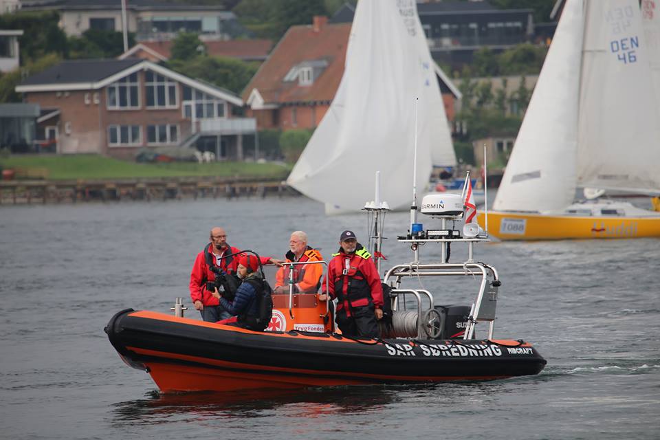 Dansk Søredningstjeneste fra Rudkøbing er her på job under Silverrudder hvor 400 solo-sejlere var med i weekenden rundt om Fyn fra Svendborg. Foto: Troels Lykke