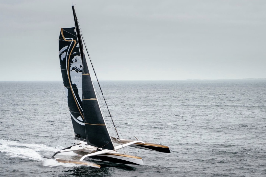 Den 103 fod lange Spindrift-trimaran er i øjeblikket på vej mod startlinjen i Jules Verne Trophy. Foto: PR-foto