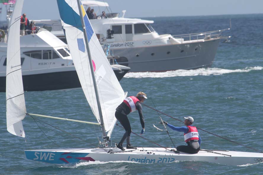 Svenskerne lå før medal race kun til bronze, mens briterne lå til guld, men de sloges indædt med brasilianerne og sejlede sig ned. Og svenskerne ku gå solo og få overraskende OL-guld med sejr i medal race. Foto: Troels Lykke