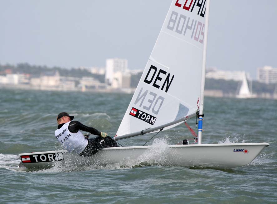 Stig Steinfurth i god balance i La Rochelle i Laser. Foto: Jens Thurøe