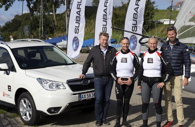 Subaras danske salgsdirektør, Niels Thaning, en tur forbi Svendborg Sunds Sejlklub for at præsentere bilen for Nacra-sejlerne Allan Nørregaard og Anette Viborg. Til højre ses Frank Eriksen fra Dansk Sejlunion. Foto: Flemming Ø. Pedersen/Dansk Sejlunion