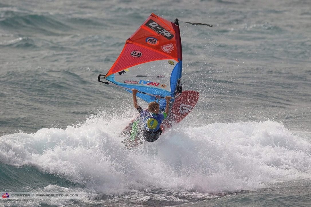 Det 12-årige surftalent Tobias Bjørnå viste sine evner på Pozo Izquierdo på Gran Canaria. Foto: PWA/Carter