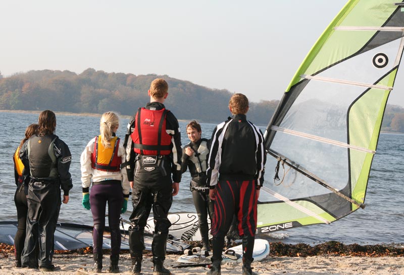 Gamborg Fjord ved Middelfart Sejlklub lagde vand til de unge windsurferes træning. Foto: Middelfart Sejlklub