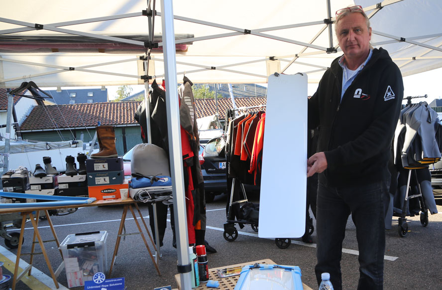 Michael Thaarup fra DinghyShop viser nyt glasfiber-ror frem til 29eren. Foto: Troels Lykke