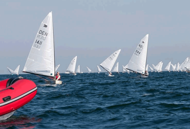 Jørgen Svendsen med sejlnummer 1411 til VM i Vallansbæk i 2012. Foto: okworlds2012