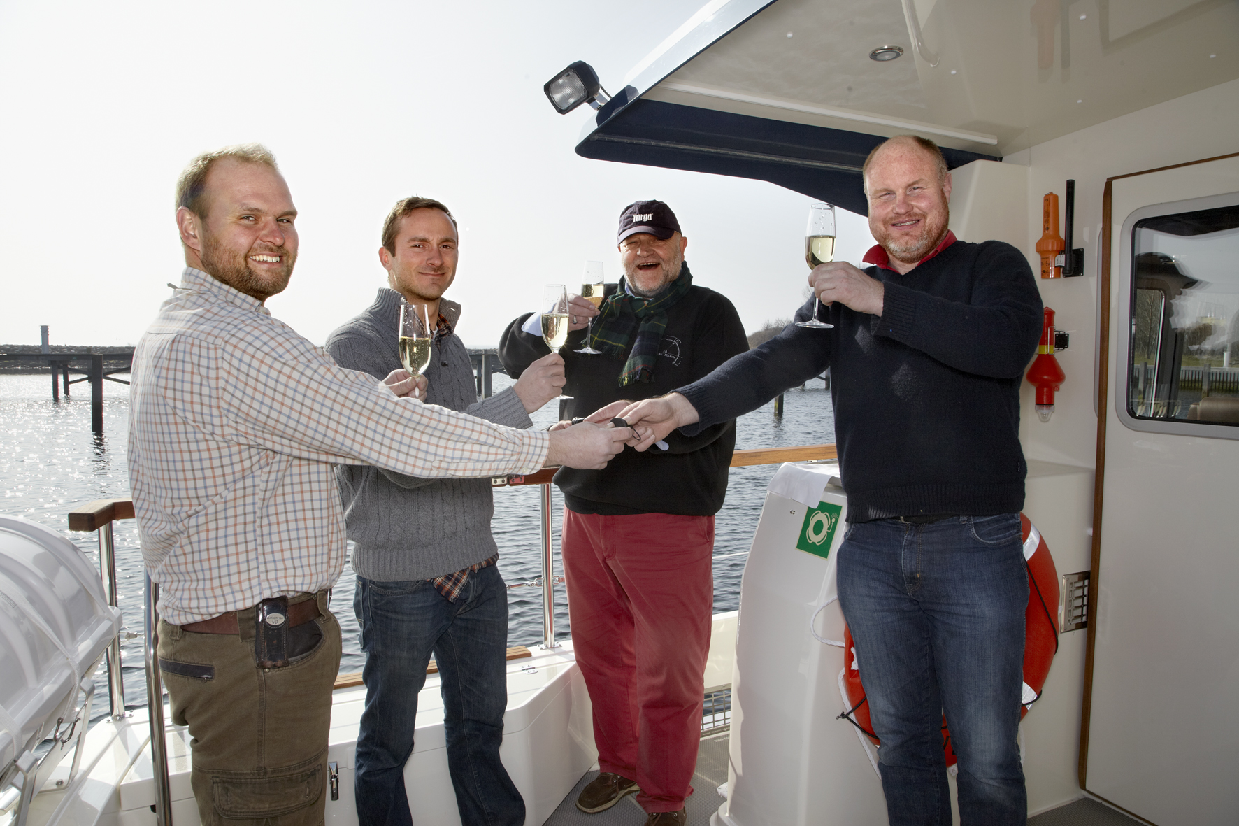 Fra Thomas G. Larsen og Skipper Mark Hansen får her nøglerne udleveret af Reese Marin Aabenraa  med bådforehandler Henrik Reese og Servicechef Michael Hohmann.