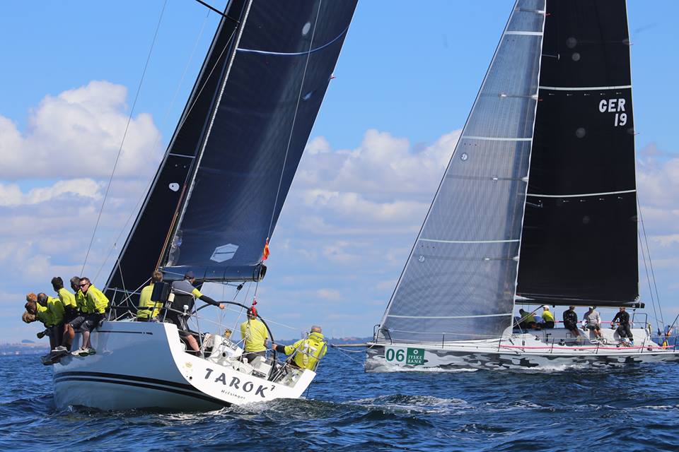 Tarok, Swan 45 fra Helsingør med Erik Berth, går her bag Radich på Soto 40 i sejladsen, der lå syd for Hven. Foto: Troels Lykke