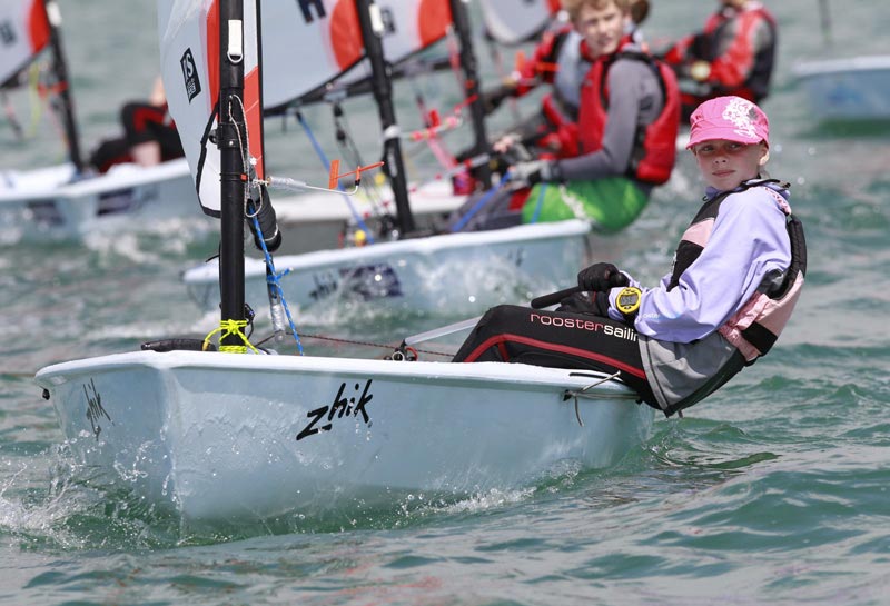 Det er nok tvivlsomt hvor mange danske medaljer det kan blive til. Englænderne har mindst fem års erfaring i Tera-jollen. Foto: rssailing.com