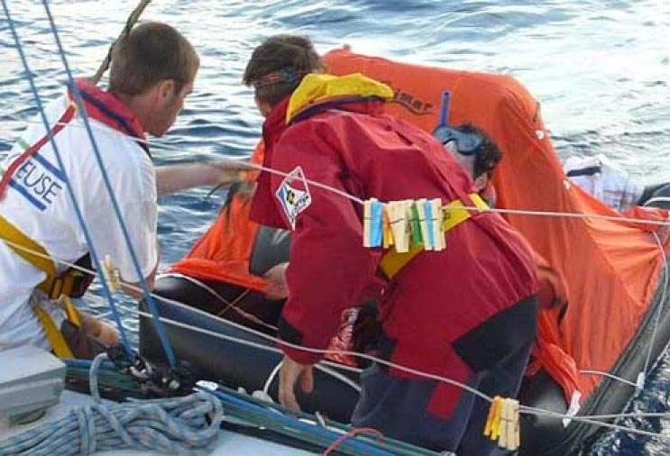 Mathieu Claveau i redningsflåden. Foto: charentemaritime-bahia.transat650.net