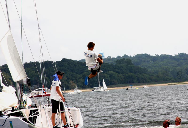 En glad Thomas Hedegaard hopper i vandet efter TREFOR Match Racing vandt finalen ved Knickerbocker Cup.