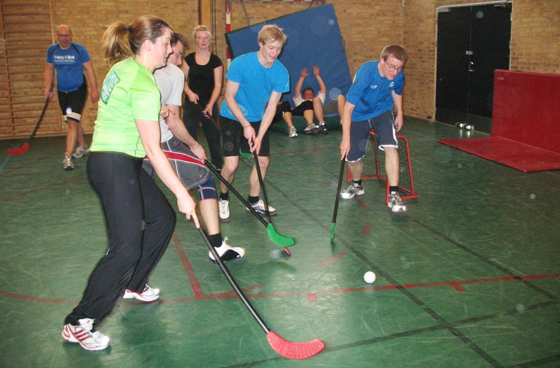 Imellem debatter og oplæg, blev der også tid til en omgang hockey. Foto: Martin Frislev