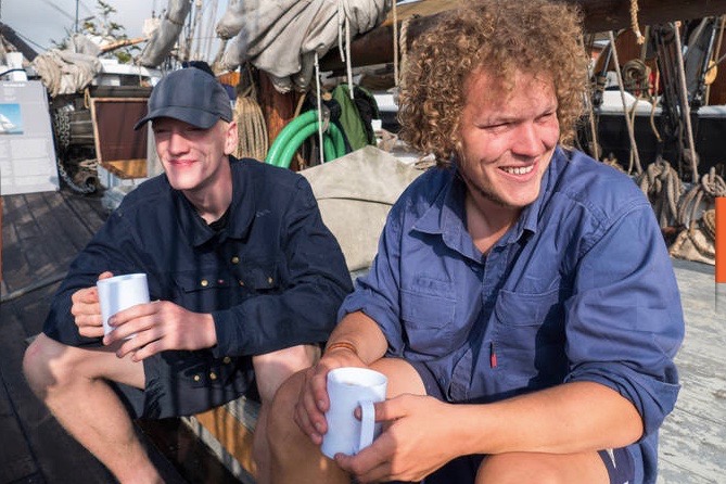 Ebbe Kiil (tv.) og Helge Bisgaard - begge unge og aktive om bord på den 162-årige slup Ruth. Foto: Søren Stidsholt Nielsen, Søsiden, Fyns Amts Avis