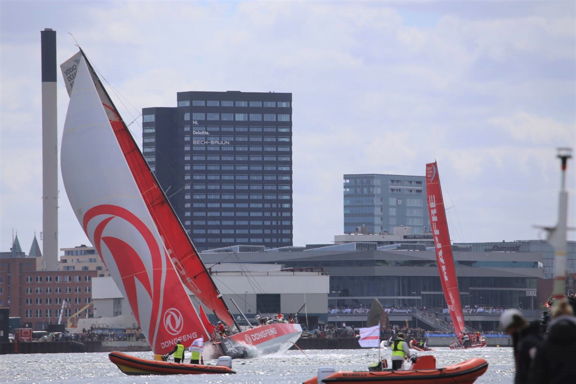 Dongfeng førte med 3 minutter og 40 sekunder, efter de forlod Aarhus Havn. Der blev klappet meget, da bådene kom forbi. Foto: Troels Lykke