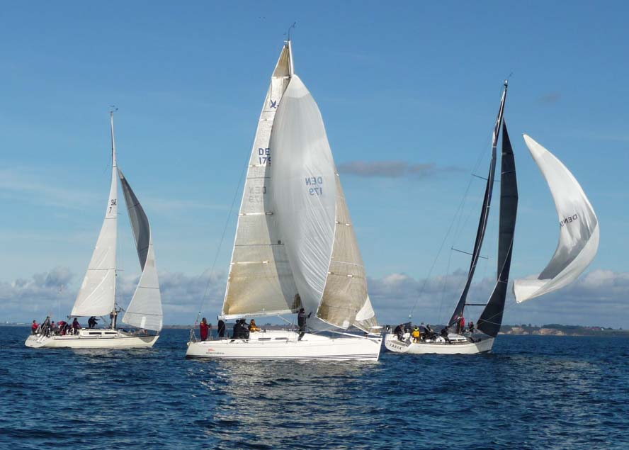 Sådan så det ud i Mumm Stelton Cup i år, hvor der var let vind. Fotos: Søren Holmark Vedbæk Sejlklub