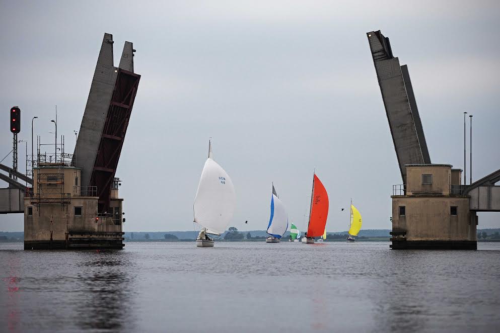 Deltagerne skal blandt andet passere Guldborgsundbroen, som vil stå åben for sejlerne. Foto: Vegvisir Race / Jan Sommer