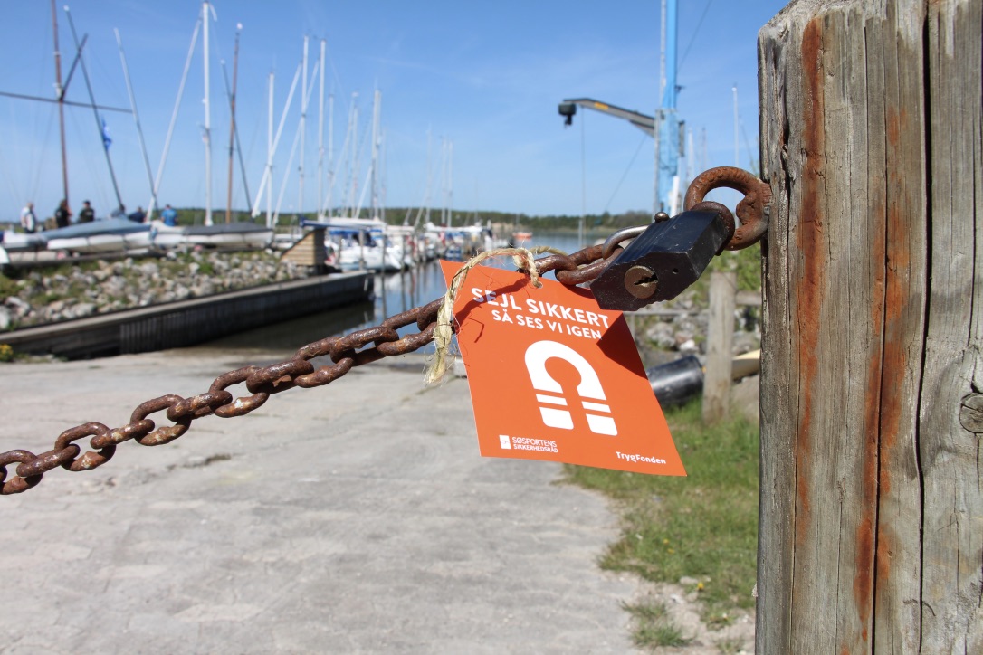 Stickers skal minde sejlerne om at huske vesten. Foto: SejlSikkert