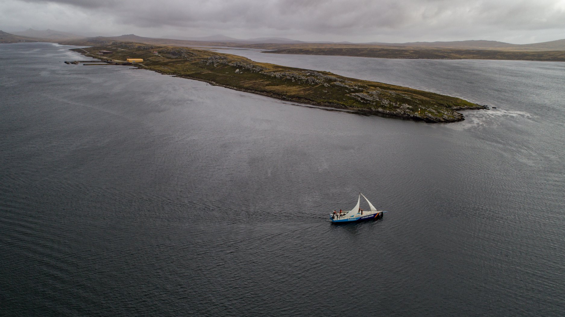 Med en lav nødrig og motor sejler Vestas mod Brasilien. Scallywag er flere dage efter. Foto: Vestas 11th Hour Racing