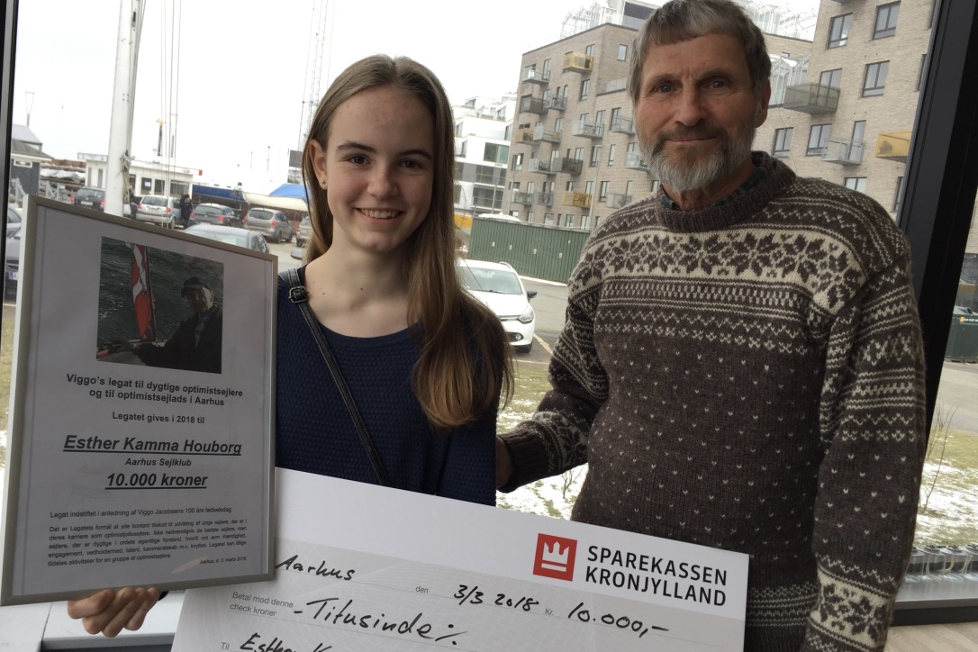 Viggo Jacobsens søn, Ole Jacobsen overrakte diplom og check til en glad og overrasket Esther Houborg. Det skete blandt andet med et fint tilbageblik på en af Viggos kæpheste - nemlig at flere piger skulle sejle Optimist. Foto: Leon Träger