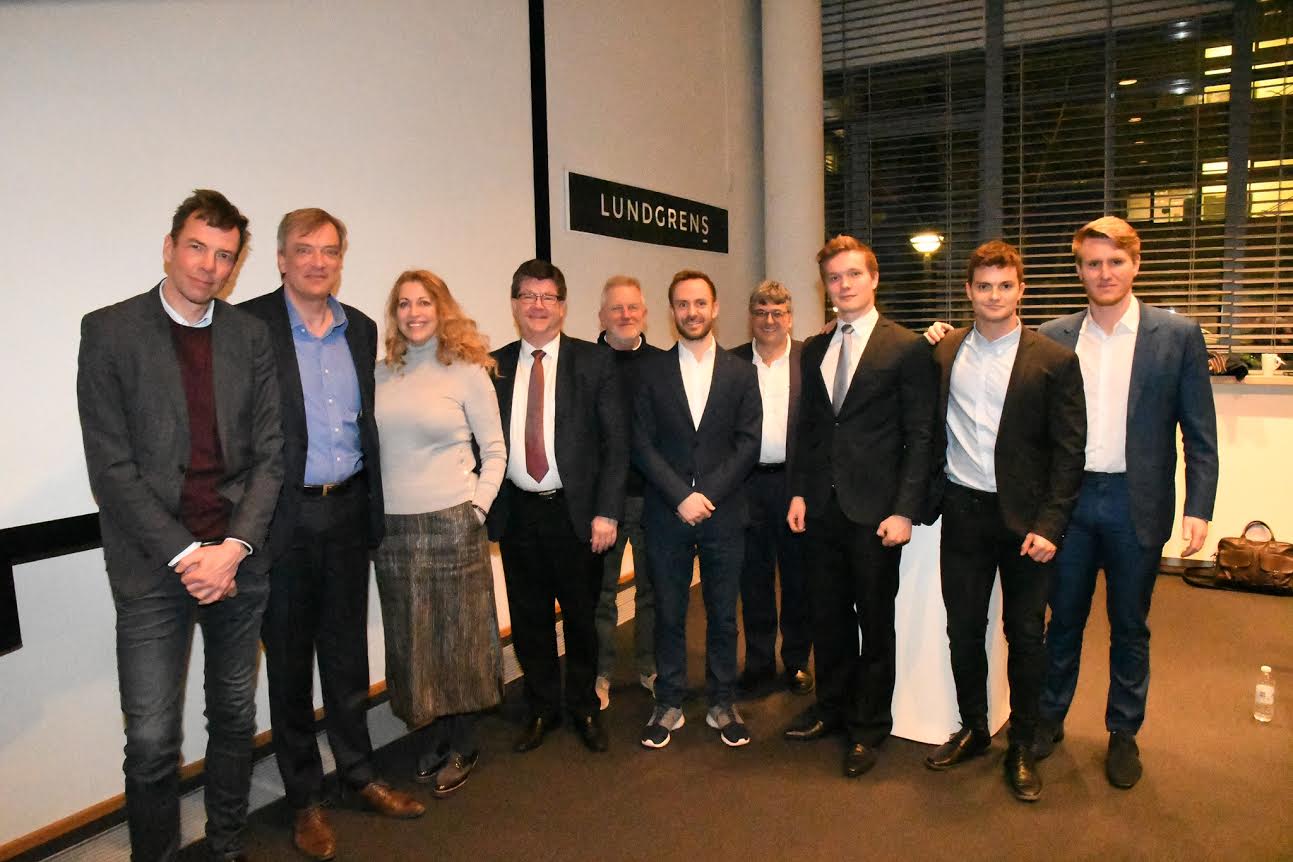 Fra venstre ses Torben Falholt (Asseco), Per Falholt (Global R&D Advisory Services), Mette Laursen (Links), Mogens Bjerre (lektor CBS), Lars Ive (Formand KDY), Mark Dencker (Wiredelta), Sandeep Sander (SanderMap), Christopher Falholt, Mads Emil Lübeck og Stig Steinfurth. Foto: Hasse Ferrold