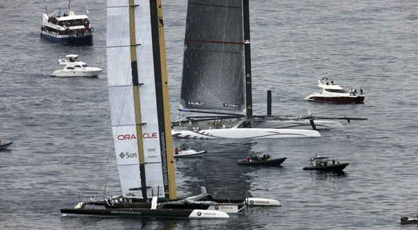 Hvor fedt er det du ser på der? Er America's Cup helt galt på den med en så stor bane? Hvad mener du? Foto: Gilles Martin-Raget