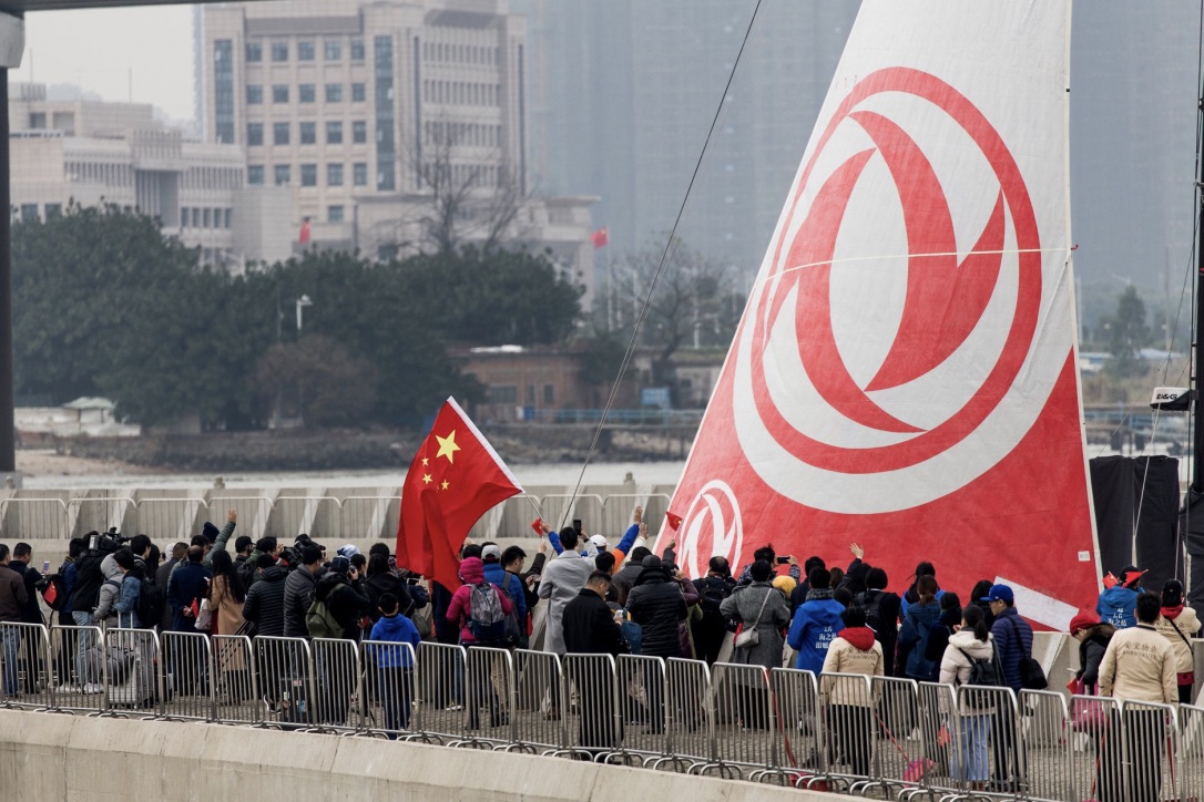 Det er det kinesiske Dongfeng-team, publikum er kommet for at se. Foto: Pedro Martinez / Volvo Ocean Race