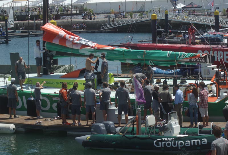 Tusindvis af sejlere, publikum, officials og presse er forsamlet på havnen i Lissabon, for at overvære dagens inport race. Foto: Katrine Bertelsen