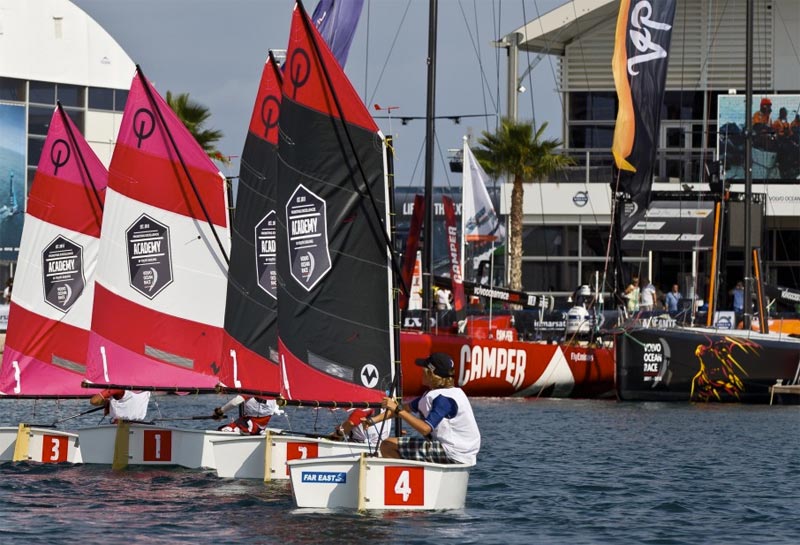 VOR OPTI´er - i tæt duel sejlads om Team Racing prisen. Foto: Ian Roman/Volvo Ocean Race