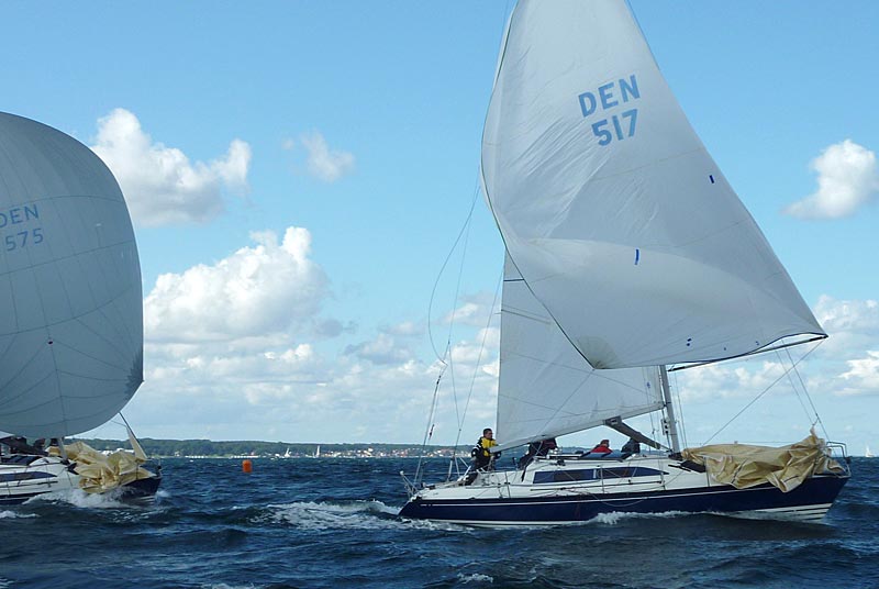 Vinderen Kim Rasmussen i DEN 517 på vej i mål, foran en af konkurrenterne. Foto: Katrine Bertelsen