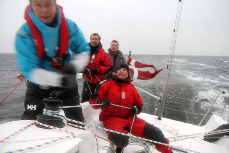 Vi sejler 14,5 knob her. Morten Brandt er ved rattet, som der var hård kamp om. Foto: Troels Lykke