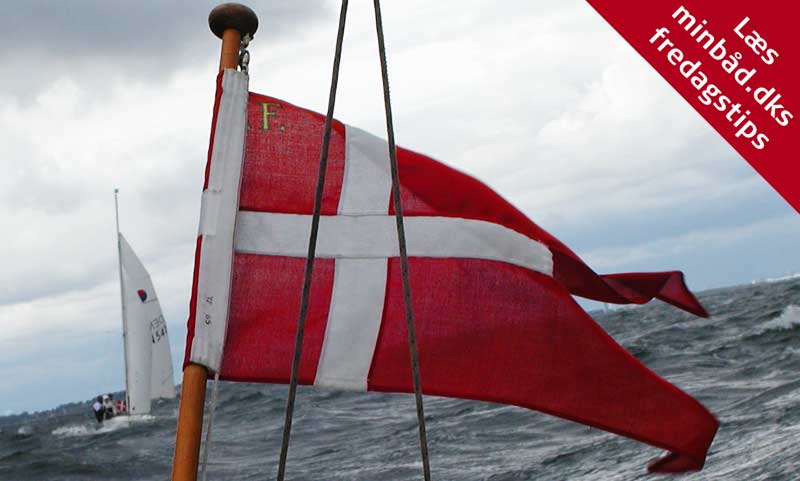 Sejler man en masse både sammen i en flotille, nedhales flaget samtidig på alle både, på signal fra f.eks. en bådsmandsfløjte. Foto. Katrine Bertelsen.
