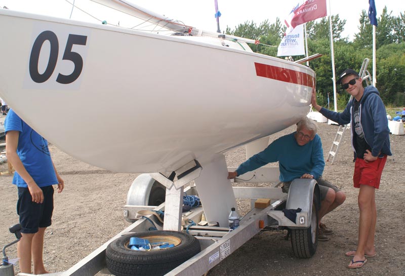 Benjamin de Leuw kigger på, mens coach Jørgen Ring fikser traileren. Foto: Sailing Aarhus