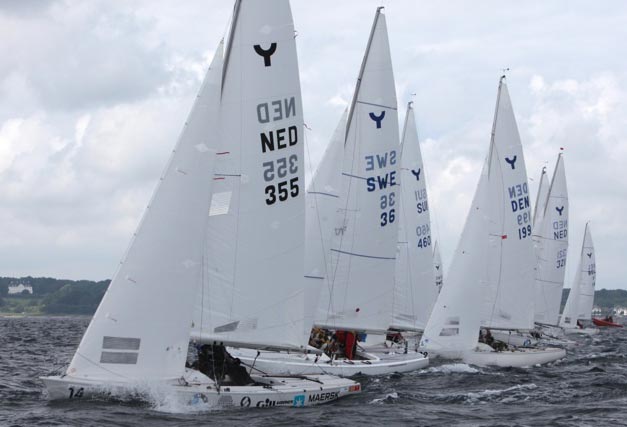 Efter onsdagens første race sprang vinden, så der gik lidt tid med at lægge banen om. Foto Per Heegaard/Sailing Aarhus