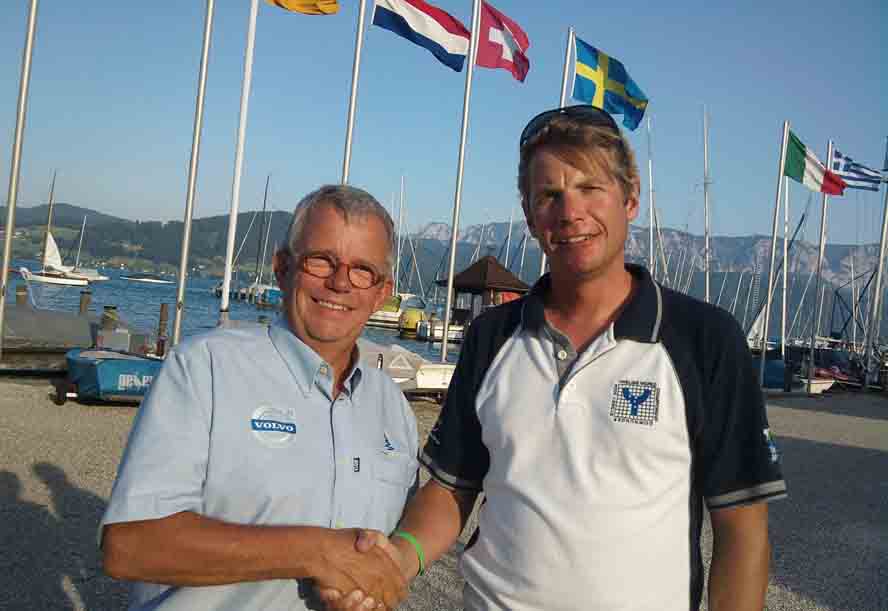 attias Dahlström, nyvalgt formand for Det internationale Ynglingeforbund (IYA) og Henrik Møhl fra Sail Event Kerteminde Sejlklub giver hinanden hånd på et veltilretttelagt Ynglinge EM 2012 i Kerteminde