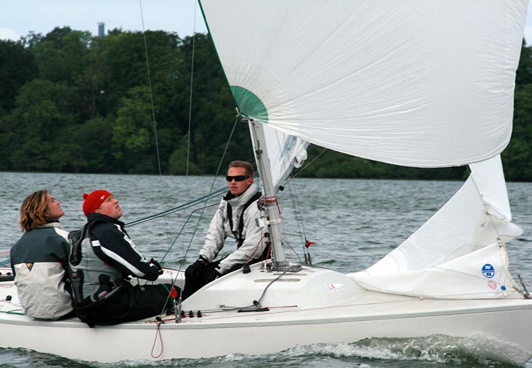 Stævnet på Furesøen blev vundet af Team Lier i DEN199, med Lucas Lier, Konrad Floryan og Emil Max Møller ombord. Foto: Gert Eriksen